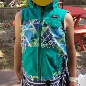 2T Patagonia baggies vest with hood. Green and blue geometric print.